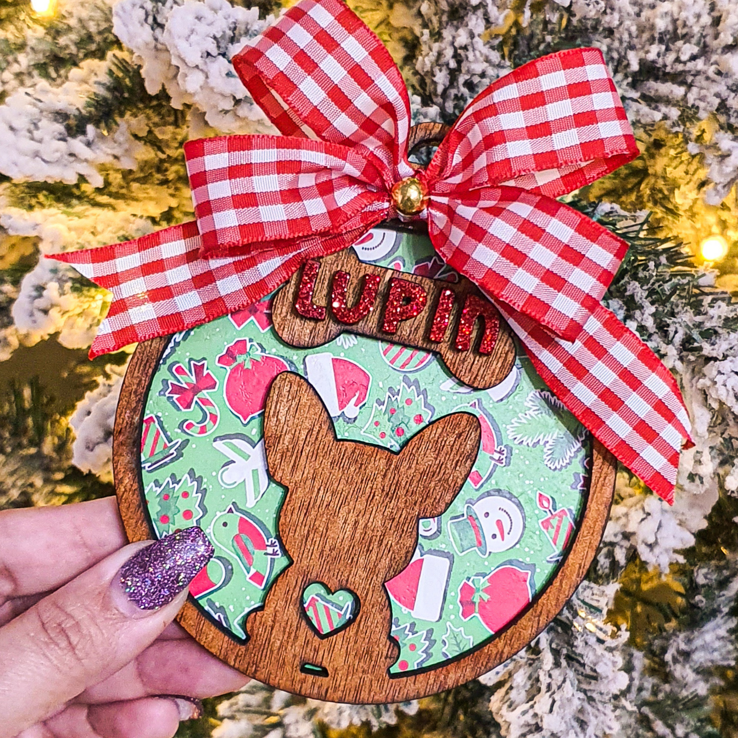 Adorno de madera de perrito