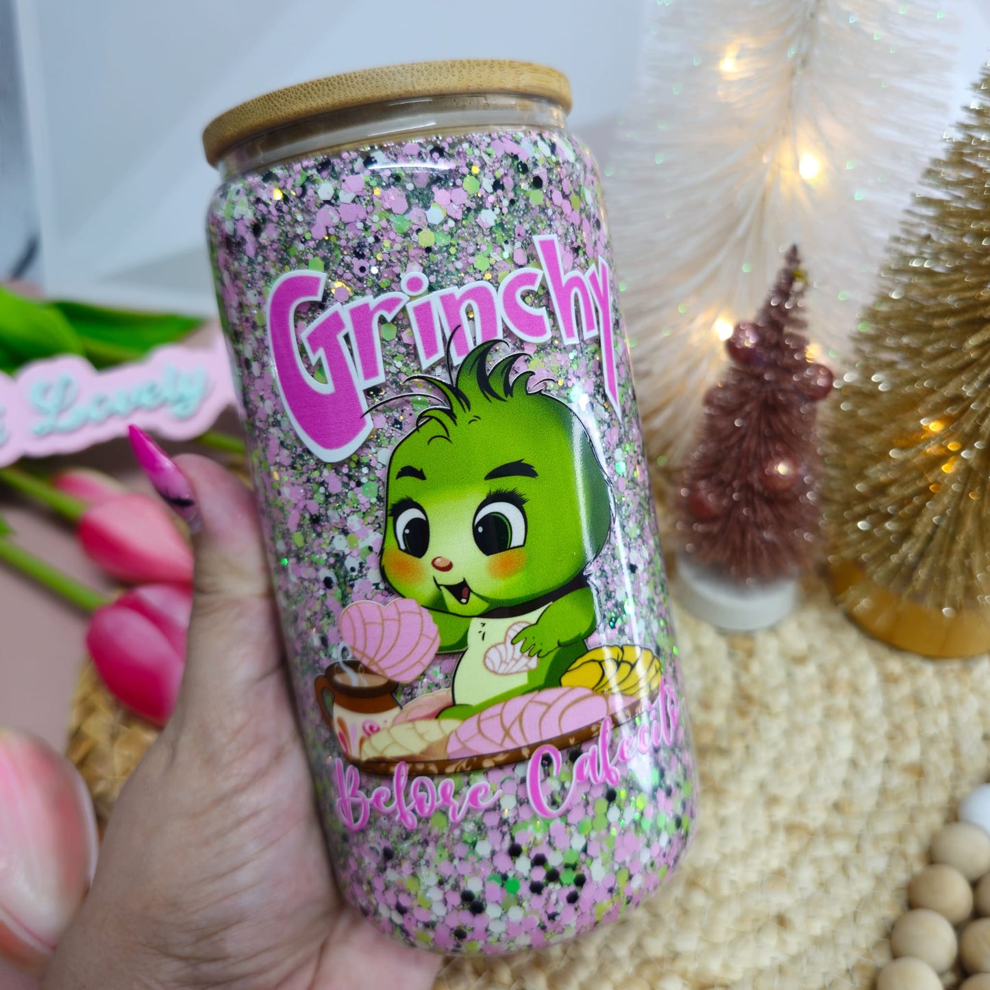 Grinchy Before Cafecito Lata de vidrio Snowglobe de 16 oz